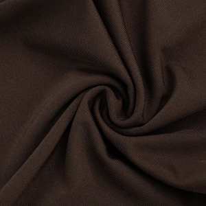 Detailaufnahme von kaffeebraunem Rippstrickgewebe mit weicher Textur und elastischer Webart