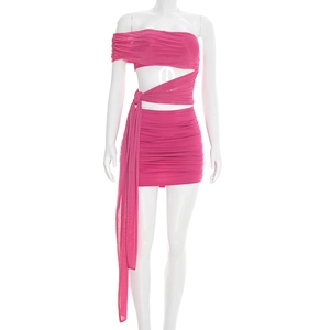Détail de la robe en résille rose fuchsia avec découpe à la taille et lacets plissés