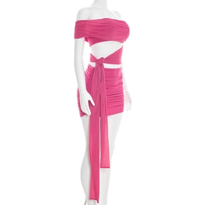 Détail d'un ensemble deux pièces rose vif à épaules dénudées avec lacets à la taille