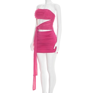 Détail de mini robe fuchsia à épaules dénudées avec découpes taille et liens latéraux