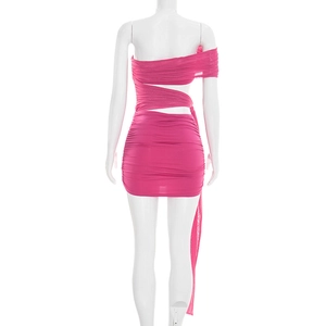 Vue arrière de la mini robe moulante rose fuchsia avec détails de lacets croisés