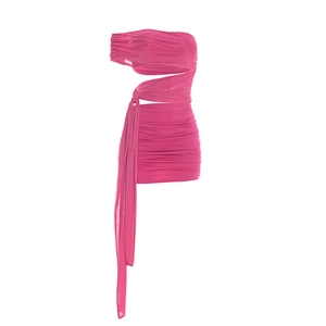 Détail d'une robe moulante rose fuchsia avec découpe latérale et rubans drapés