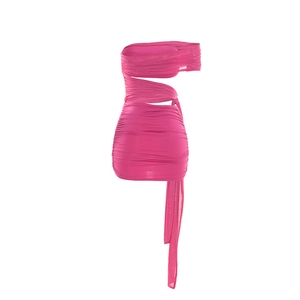Détail du tissu en tulle froncé et du ruban latéral sur la robe moulante rose fuchsia