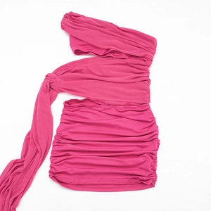 Détail de la robe moulante asymétrique rose rouge avec fronces et lien décoratif