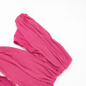 Détail de robe fuchsia à épaules dénudées avec maille froncée et plis élégants