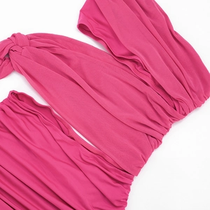 Détail de la robe en maille rose rouge montrant le nœud et la texture élastique
