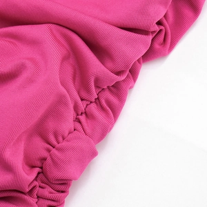 Détail macro du tissu en maille côtelée rose rouge avec texture de fronces délicate