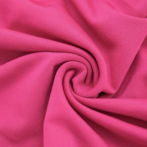 Gros plan sur un tissu en maille côtelée rose rouge à texture fine et extensible