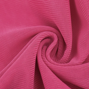 Gros plan macro du tissu en maille rose respirant avec texture tricotée détaillée