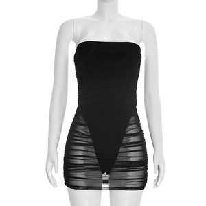 Détail de la texture en maille froncée noire sur cette robe bustier moulante chic