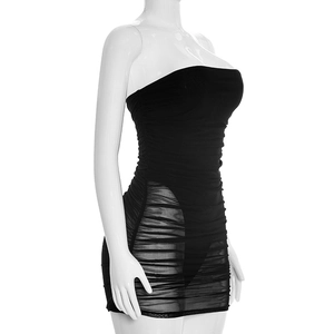 Détail de la robe moulante noire froncée avec empiècement en mesh et coupe ajustée