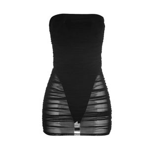 Détail de la robe mini en mesh froncé noir montrant la texture transparente et moulante
