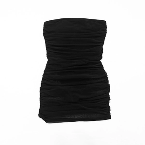 Détail de la robe mini bustier noire froncée montrant la texture en maille et la coupe