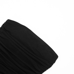 Détail du tissu en maille noire avec fronces élastiques sur une robe d'été chic