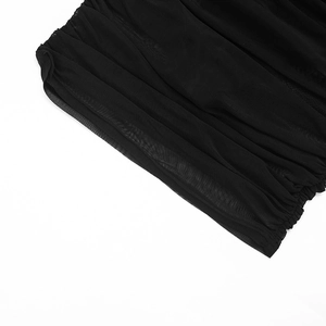 Détail du tissu en maille noire avec fronces verticales élégantes et texture transparente