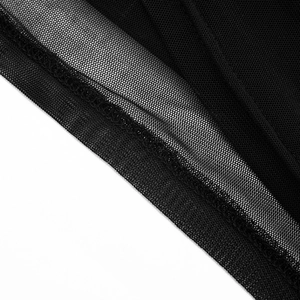 Détail du tissu en maille noire et des coutures précises sur l'ourlet de la robe