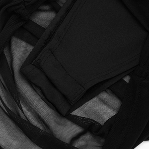 Détail du tissu en maille noire et des coutures sur une robe moulante sans manches
