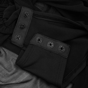 Détail d'un body en maille noire montrant la fermeture à trois boutons-pression métalliques
