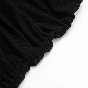 Détail de maille noire translucide avec des fronces élastiques sur une robe ajustée