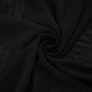 Gros plan sur un tissu en maille noire semi-transparente avec texture légère et drapé doux