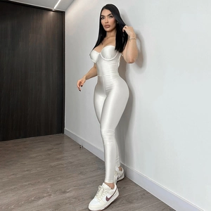 Combinaison bustier blanche élégante en satin brillant avec une coupe ajustée