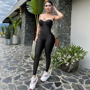 Combinaison noire ajustée sans bretelles pour femme en tissu extensible et dos nu sexy