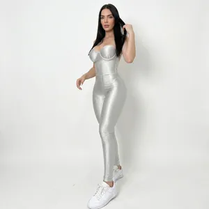 Combinaison moulante blanche brillante sans bretelles avec coutures structurées et dos nu