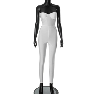 Détail d'une combinaison bustier blanche montrant les coutures et le tissu élastique