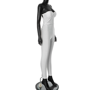 Vue latérale d'une combinaison blanche bustier dos nu ajustée sur un mannequin féminin