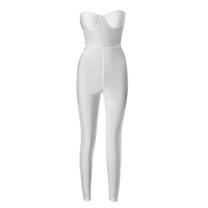 Détail d'une combinaison bustier blanche moulante avec bustier plissé et coupe ajustée