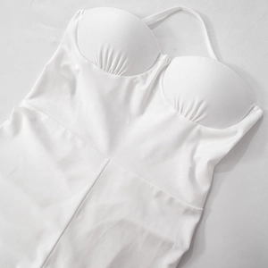 Détail de la combinaison blanche dos nu avec licou et bonnets moulés style corset