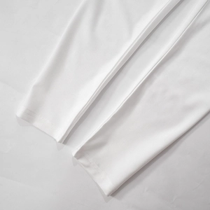 Détail de l'ourlet de jambe de combinaison blanche avec couture à double aiguille