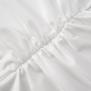 Détail rapproché du tissu froncé élastique blanc avec coutures fines et plis doux