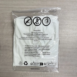 Combinaison bustier blanche emballée dans un sac en plastique transparent scellé