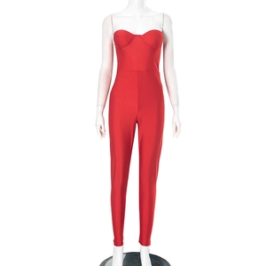 Vue de face d'un combi-pantalon bustier rouge moulant avec décolleté en cœur sur mannequin