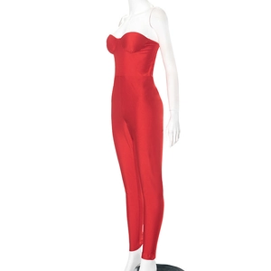 Détail du design dos nu et du tissu élastique rouge sur cette combinaison bustier sexy