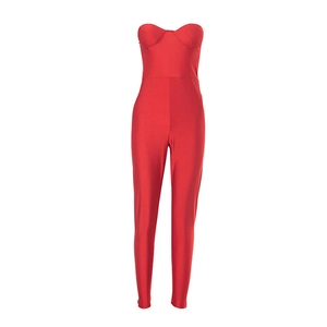Vue de face d'une combinaison bustier rouge avec une coupe ajustée et dos nu sexy