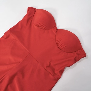 Détail d'une combinaison bustier rouge avec bonnets moulés et plis sophistiqués