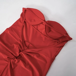 Détail de la combinaison rouge avec coussinets intégrés, bretelles et fronces au dos