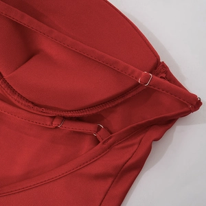 Gros plan sur le tissu rouge côtelé et la sangle ajustable à boucle argentée