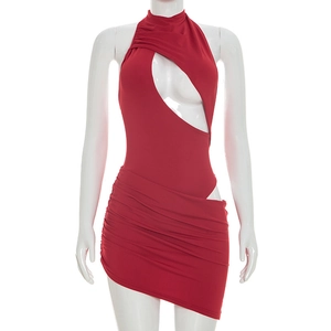 Détail d'une robe licou rouge avec un tissu froncé et des découpes latérales uniques