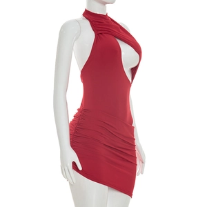 Détail de la robe moulante rouge avec tissu froncé et découpe sexy sur la poitrine