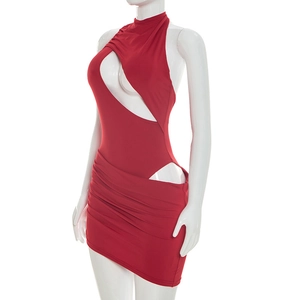 Détail de la robe moulante rouge avec découpes croisées et texture froncée élégante