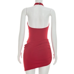 Détail de la robe rouge dos nu montrant le design ouvert et les finitions froncées latérales