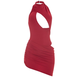 Détail d'une mini-robe bordeaux avec découpes, col licou et fronces latérales