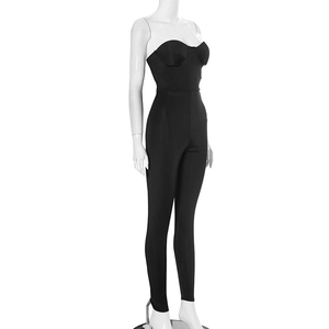 Vue détaillée d'une combinaison bustier noire avec bonnets sur un mannequin blanc