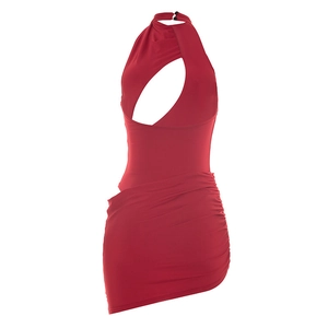 Détail d'une mini robe froncée rouge avec licou et découpe asymétrique design