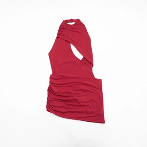Détail d'une robe rouge sans manches à découpes avec fronces latérales et licou