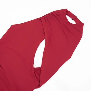 Détail d'une robe rouge évidée avec plis dos nu et boucle de réglage au décolleté