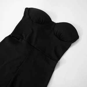 Détail de la combinaison bustier noire avec bonnets moulés et design plissé au buste